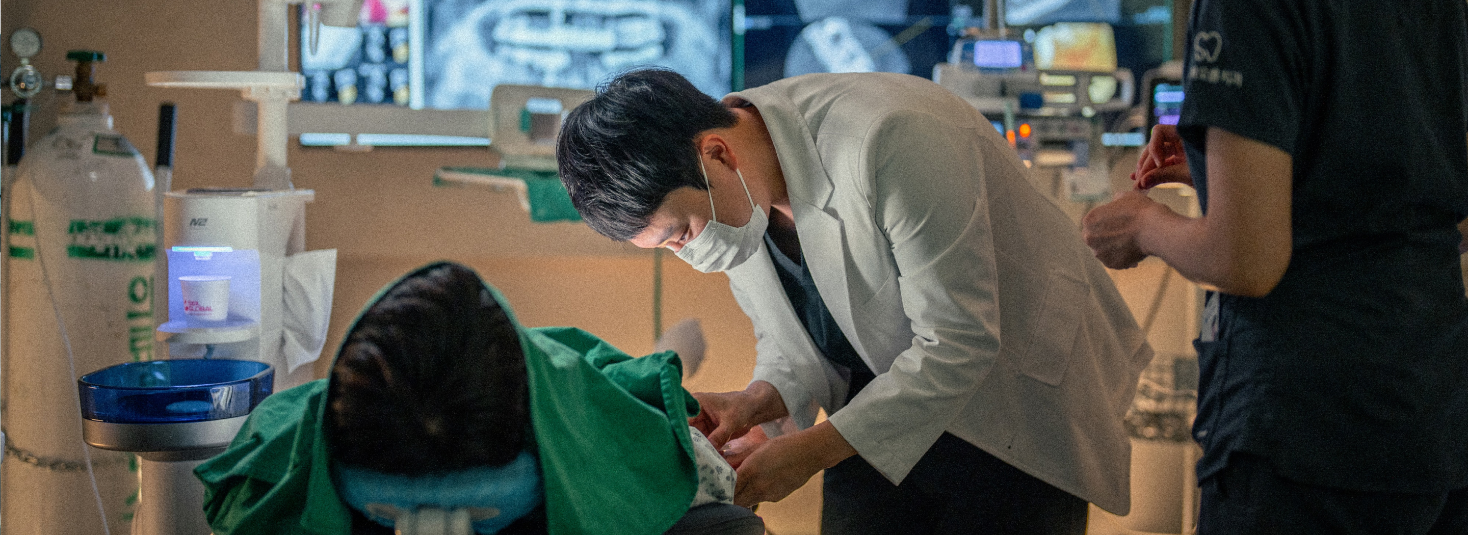 의료진이 환자와 대화하며 진료를 안내하는 모습